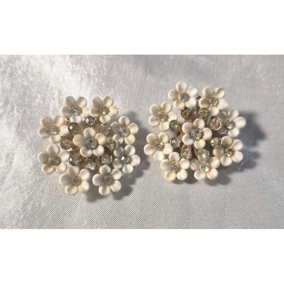 Vintage Gold Tone Metal Coro White Flower & Rhinestone Clip On Earrings - Picture 1 of 8